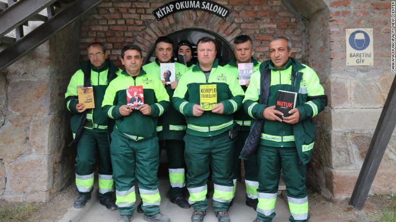 Homens do lixo da capital turca criam biblioteca pública com livros que foram deitados fora