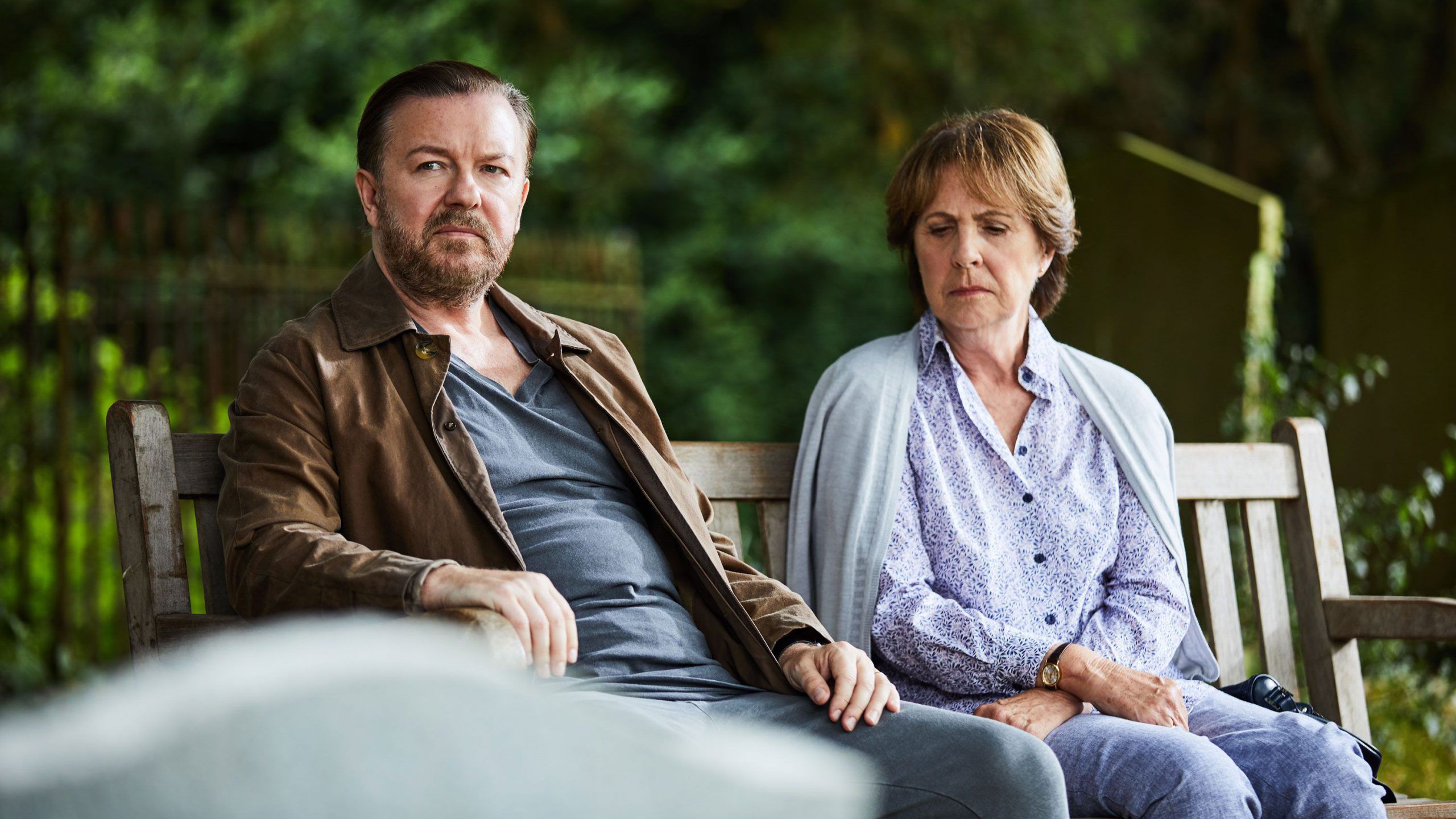 Agora é oficial: “After Life”, série de Ricky Gervais, terá 2.ª temporada