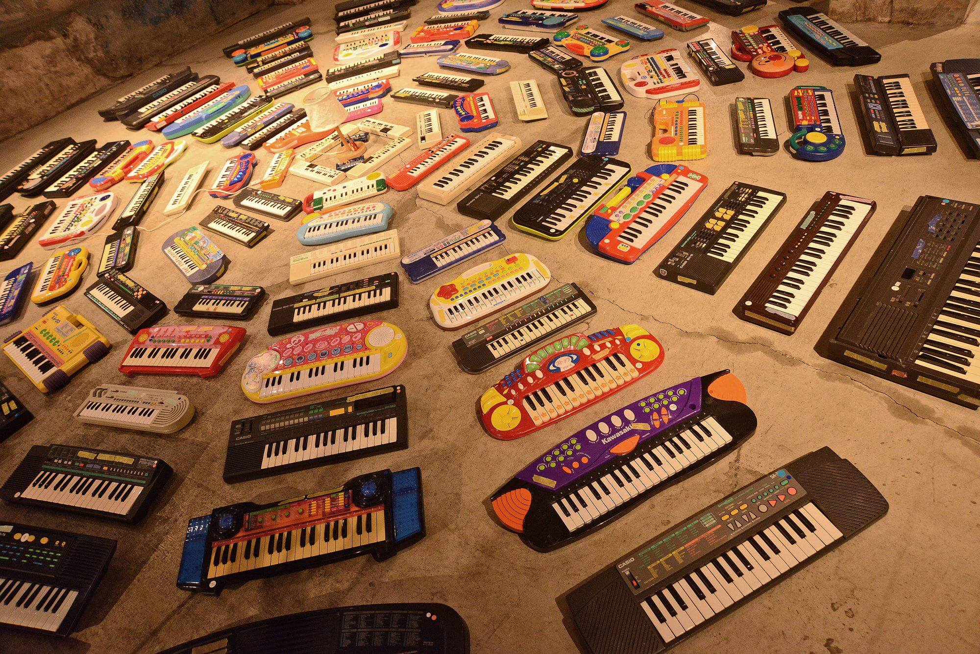 Artista japonês Asuna usa 100 órgãos electrónicos em experiência sonora no Museu do Oriente