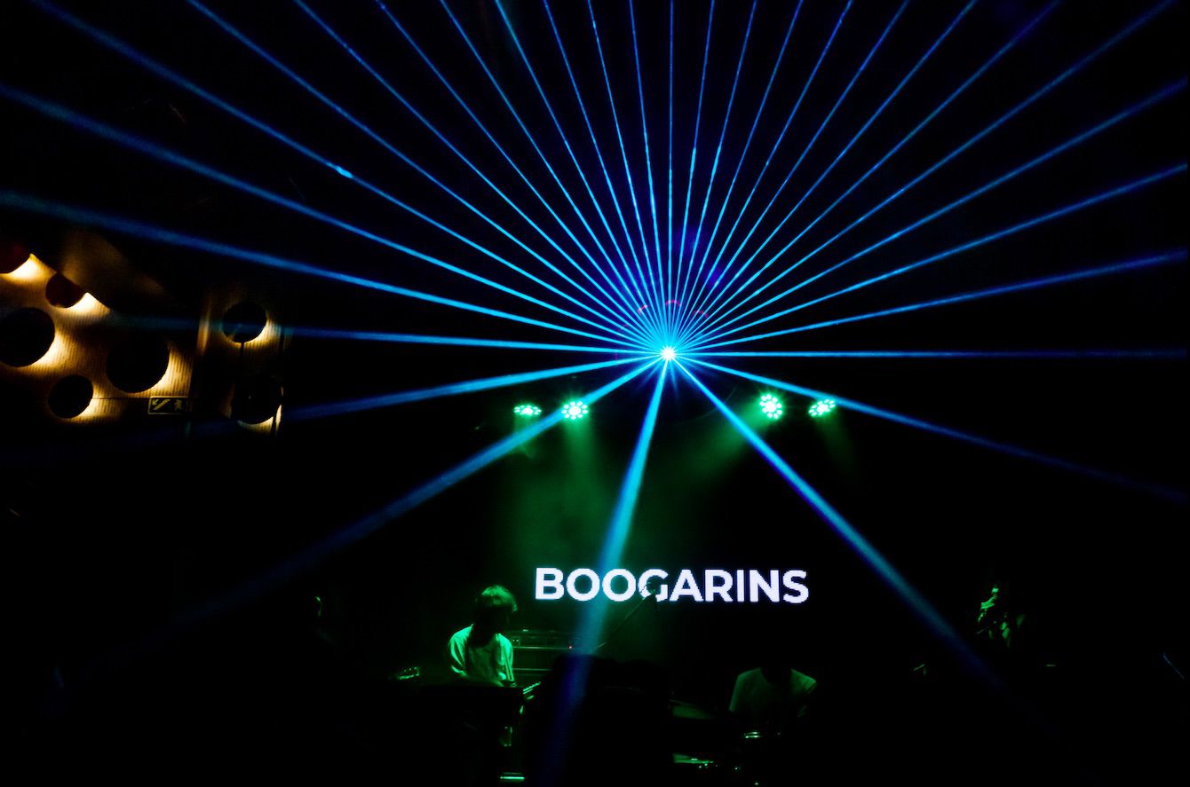 Os Boogarins apresentaram ‘Lá vem a Morte’ numa noite cheia de vida