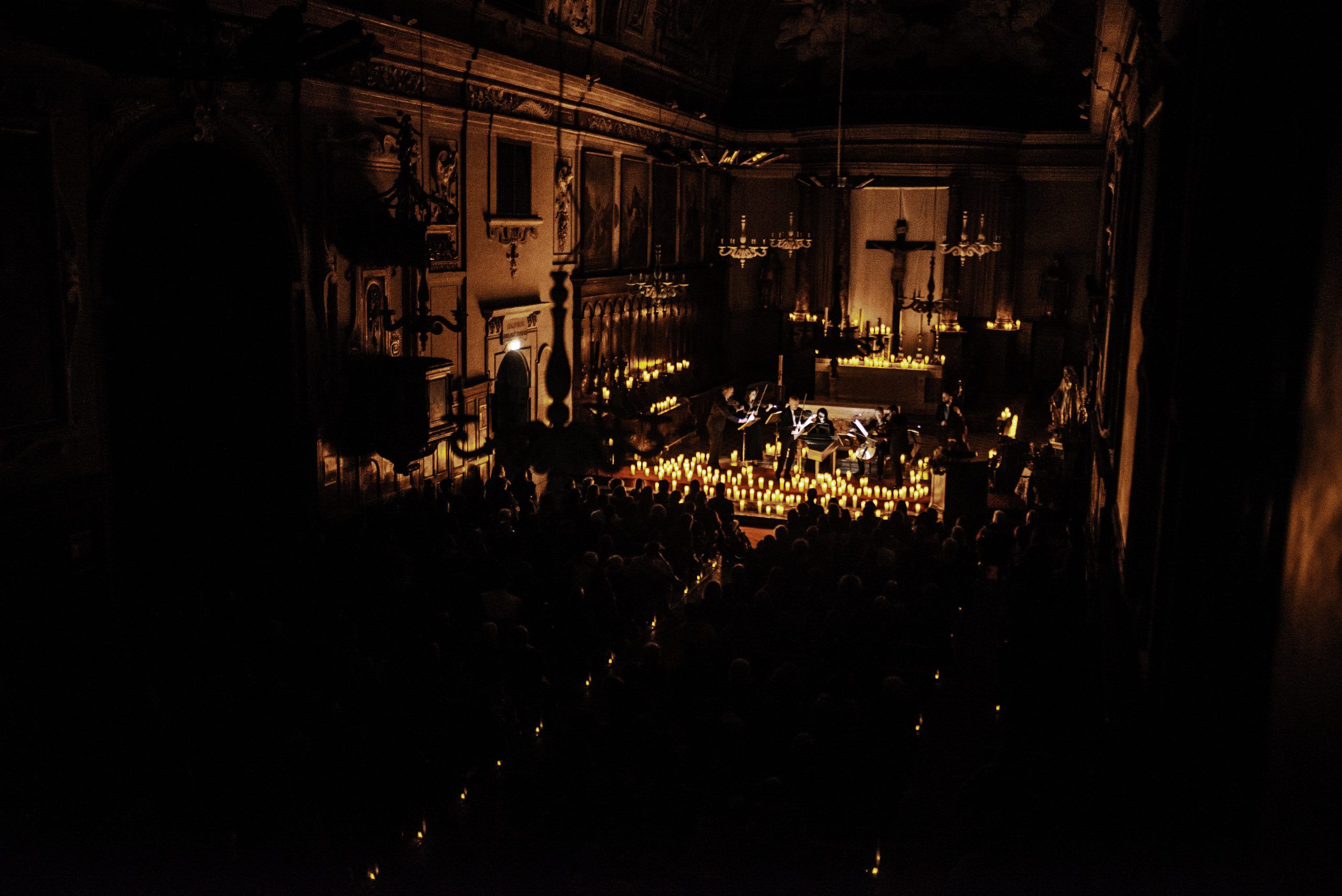 Lisboa e Porto vão ter concertos de obras de Ennio Morricone e Hans Zimmer à luz das velas