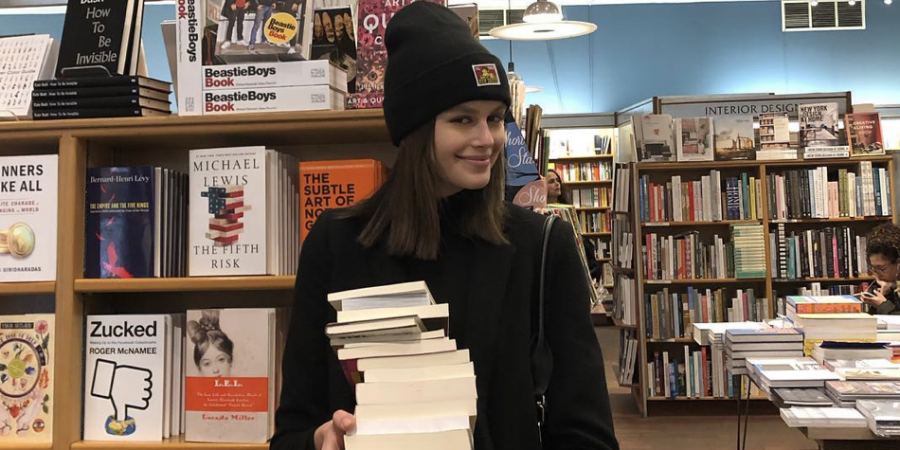 Kaia Gerber, a modelo que se esconde dos paparazzi com livros