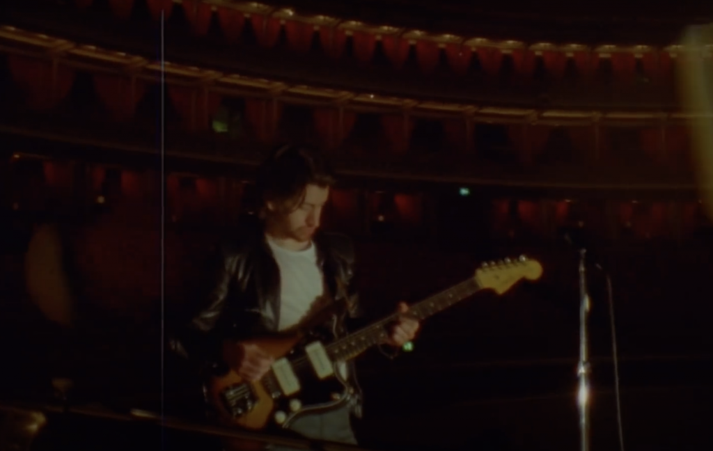 Arctic Monkeys regressam com disco ao vivo. Receitas revertem para a War Child