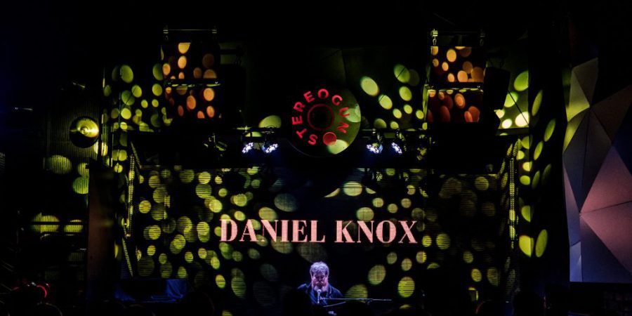 Daniel Knox apresentou o seu mundo irresistivelmente imperfeito na Stereogun