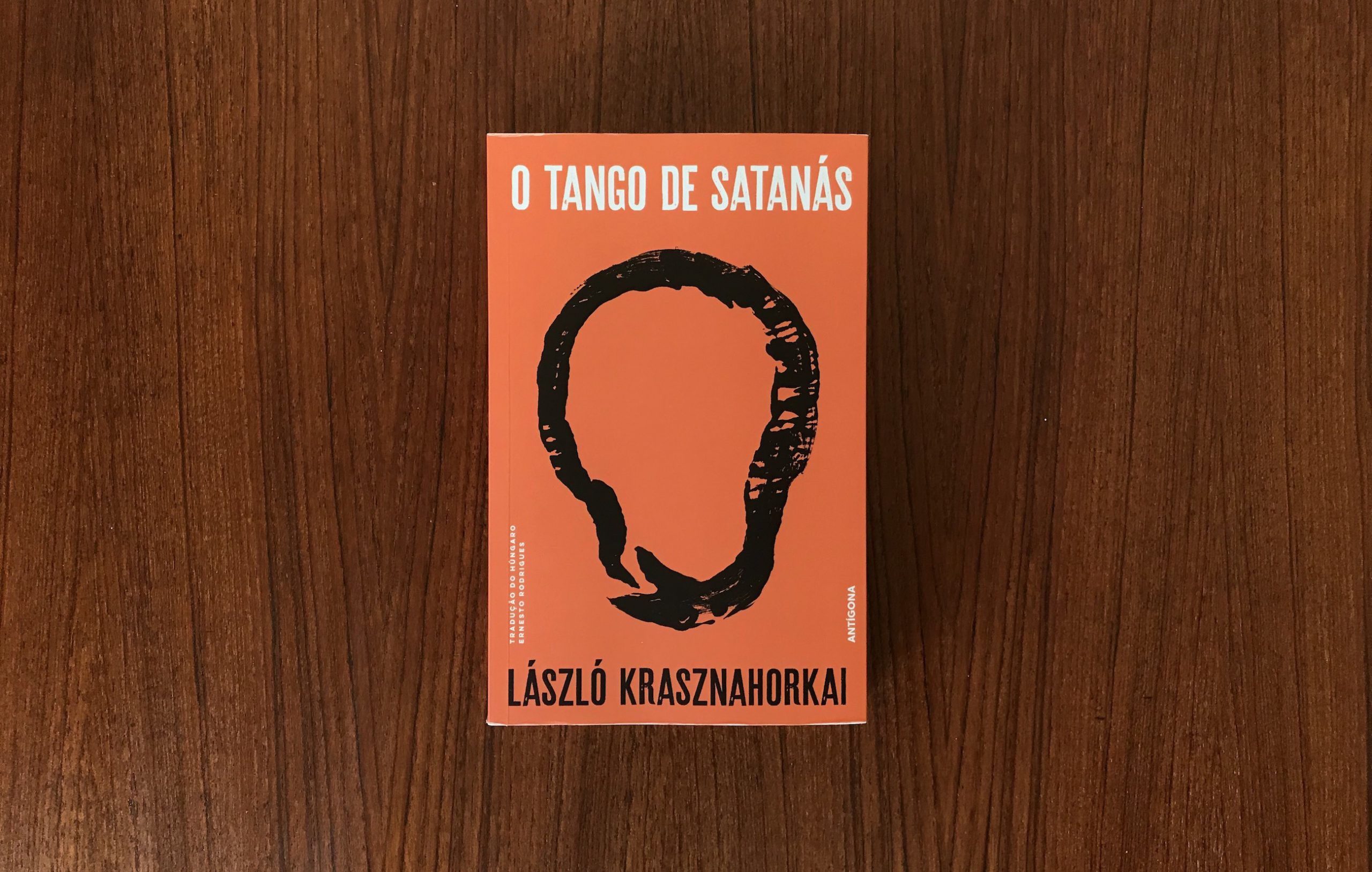 László Krasznahorkai traz-nos a imutabilidade do mundo em “O Tango de Satanás”