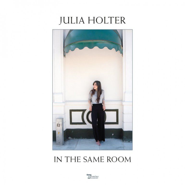 ‘In the Same Room’ pouco adiciona às belíssimas canções de Julia Holter