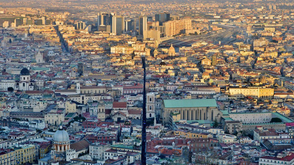 A rua que divide Nápoles ao meio
