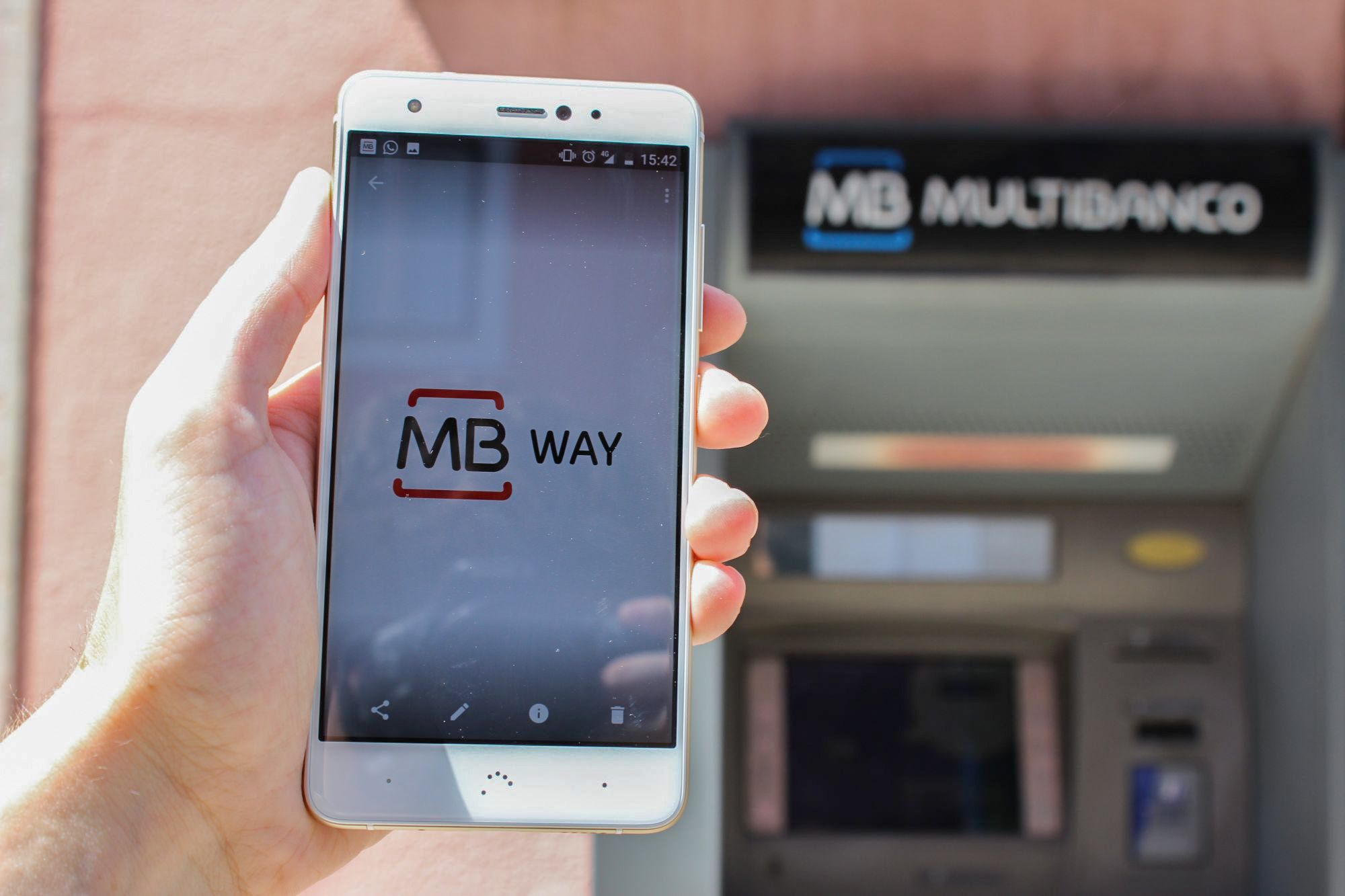 MB Way vai permitir usar caixa Multibanco sem cartão, dividir contas e pedir dinheiro