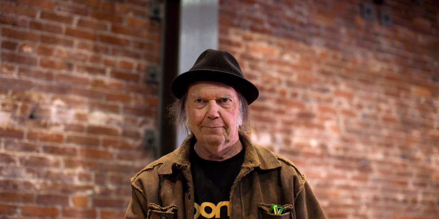 Neil Young descontente com patrocinador e pode não actuar ao lado de Bob Dylan
