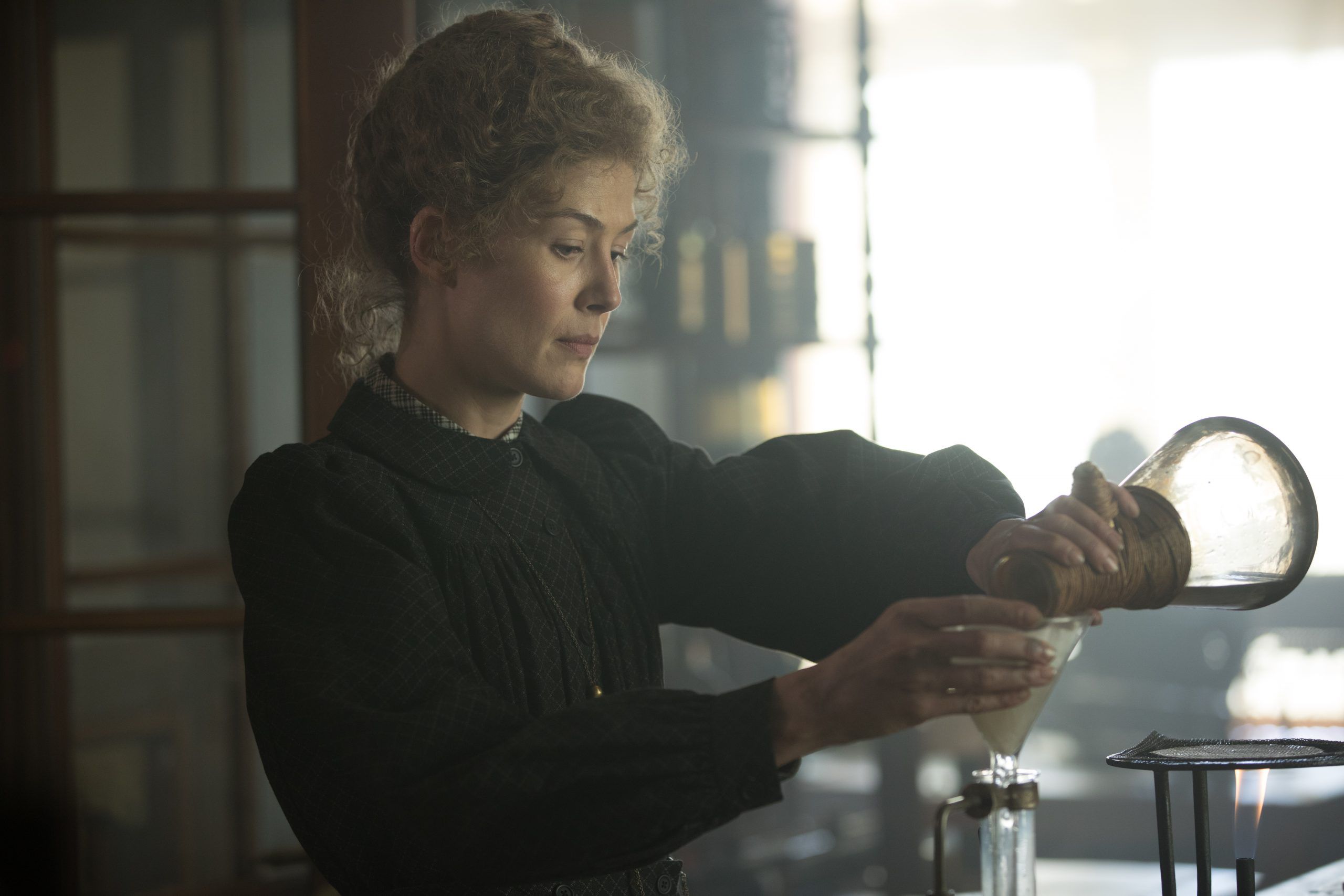 Filme sobre Marie Curie, a primeira mulher a ganhar um Nobel e a única com dois, estreia nos cinemas portugueses