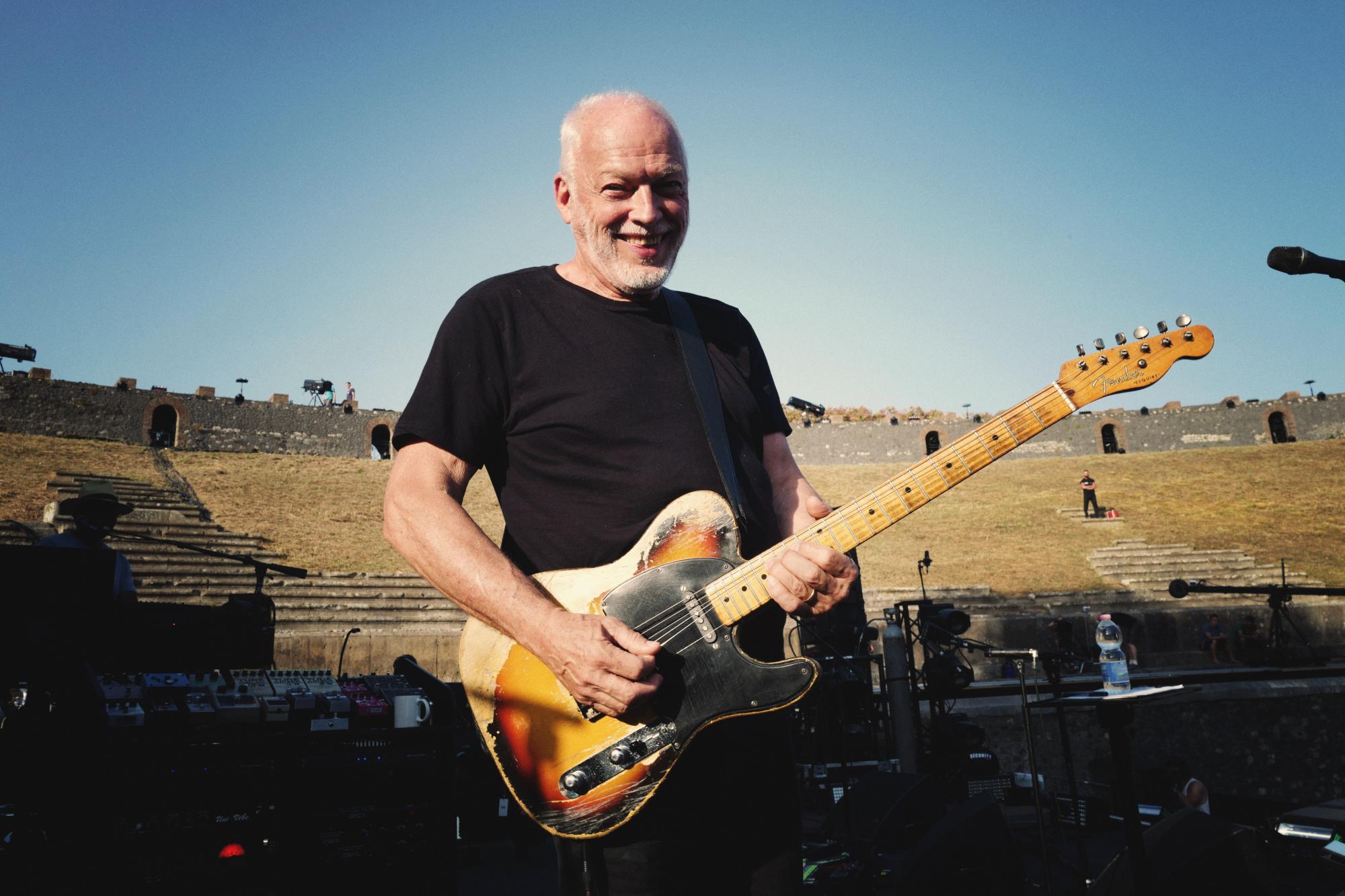 David Gilmour regressou a Pompeii, 45 anos depois, e agora o concerto está disponível de forma gratuita