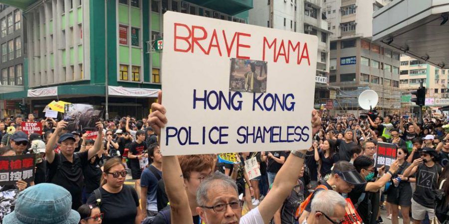 Cerca de dois mil idosos protestam em apoio aos jovens manifestantes em Hong Kong