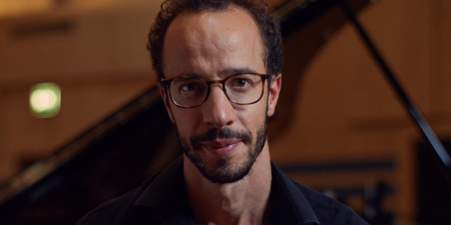 Pianista Júlio Resende oferece bilhetes a estudantes e pessoas sem emprego para espetáculo