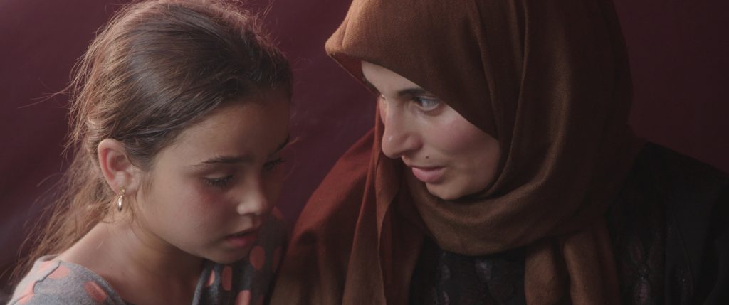 Estreia “Simple as Water”, documentário sobre os laços entre pais e filhos em ambiente de guerra, separação e deslocamento