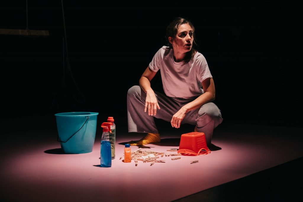 Sara Barros Leitão apresenta peça sobre as condições do trabalho doméstico feminino no Teatro Viriato