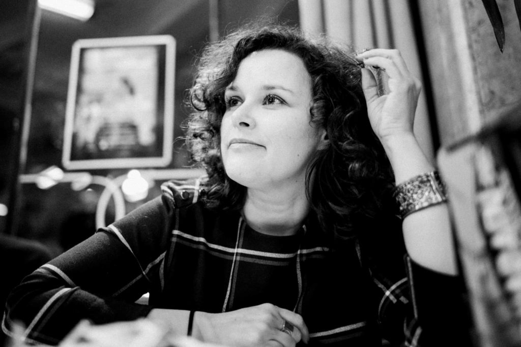 Jornalista e escritora Raquel Ribeiro leva a escrita da feminista Ellen Willis sobre a família ao Teatro do Bairro Alto