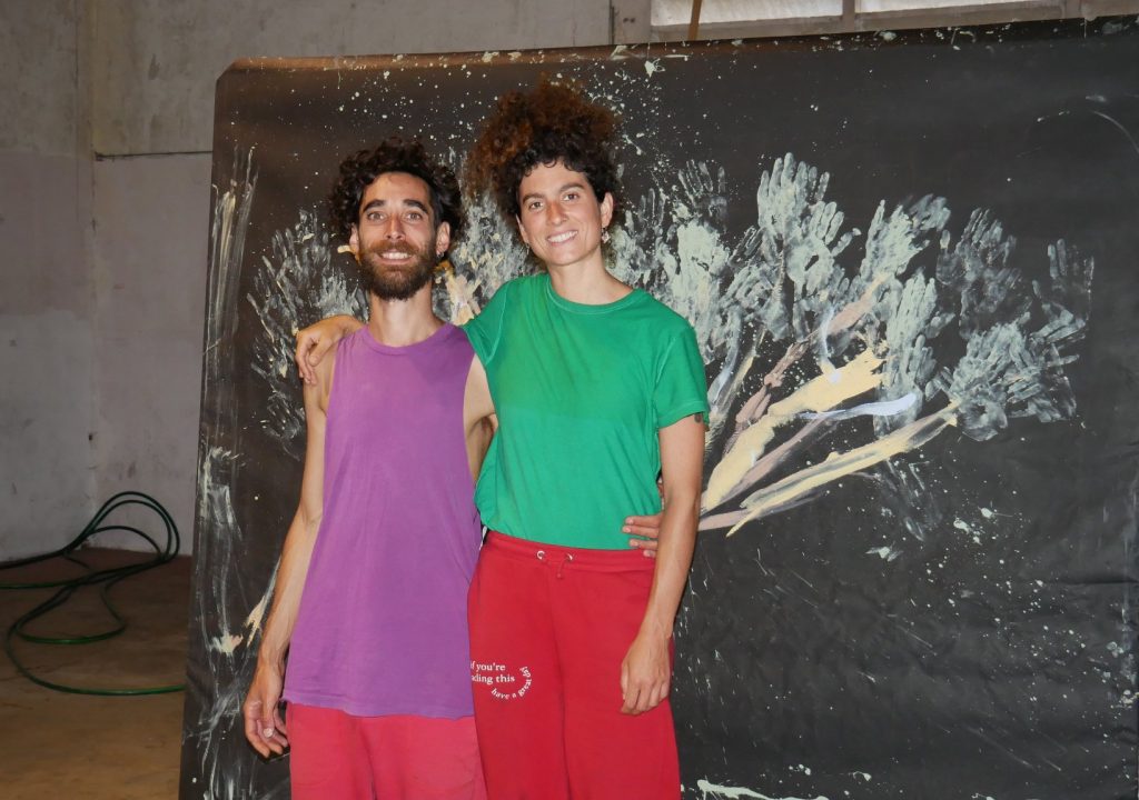 Duo argentino apresenta “Pintórica” após residência artística em Águeda. Ato cénico engloba pintura, expressão musical e circo contemporâneo￼