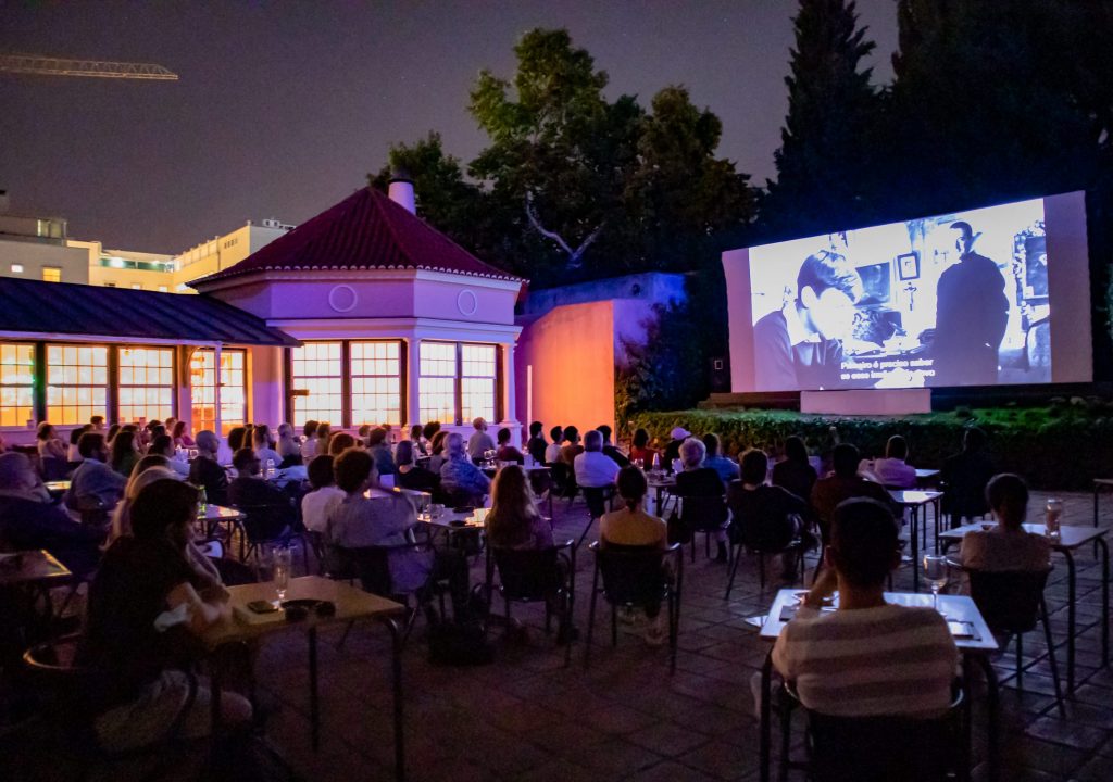 Cinemateca Portuguesa exibe mais de trinta filmes ao ar livre. Se reservar jantar os bilhetes de cinema são oferecidos