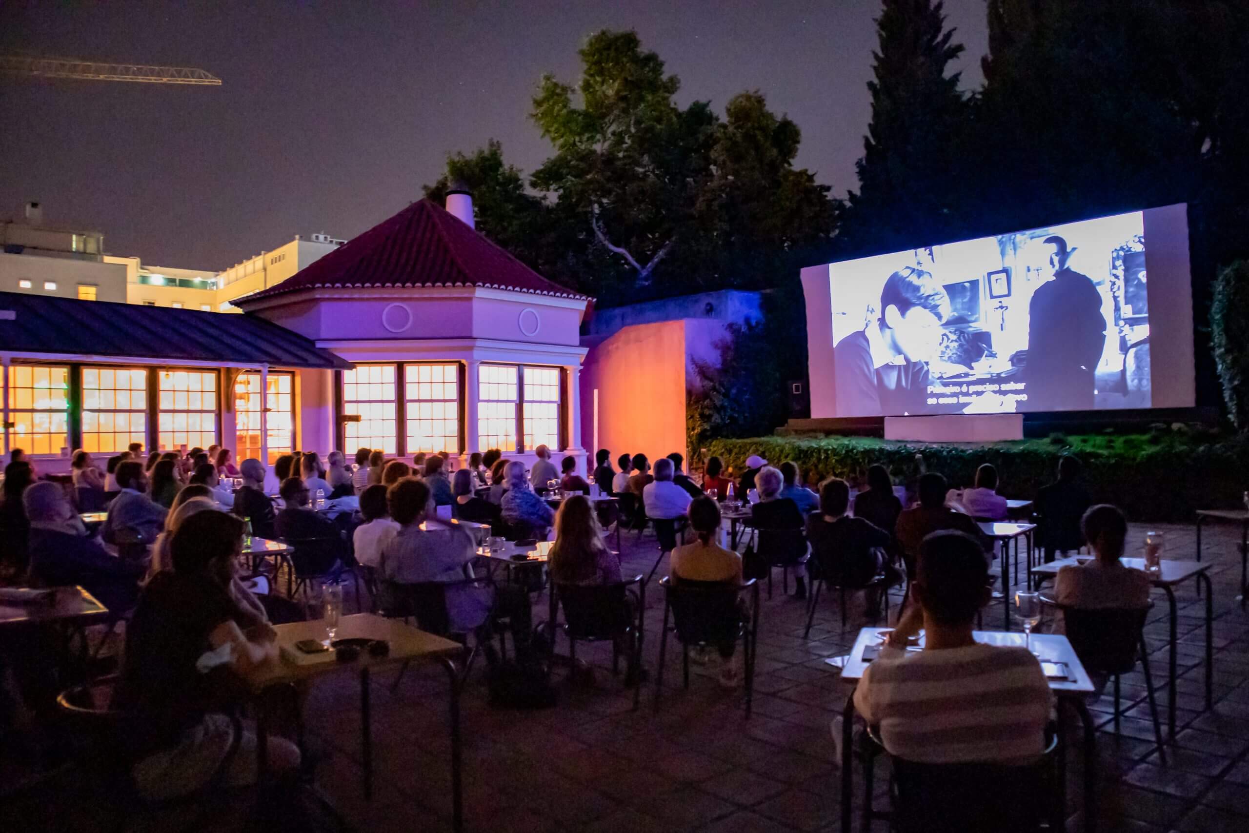Cinemateca Portuguesa exibe mais de trinta filmes ao ar livre. Se reservar jantar os bilhetes de cinema são oferecidos