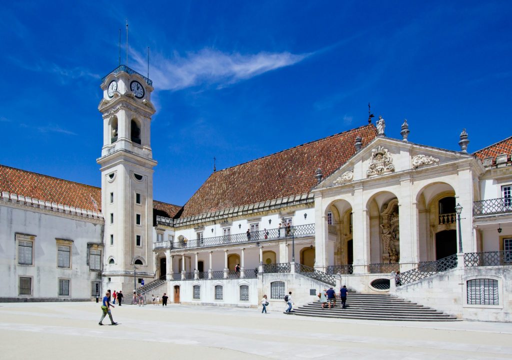 Universidade de Coimbra vai atribuir 18 bolsas de estudo no valor de 3 mil euros cada