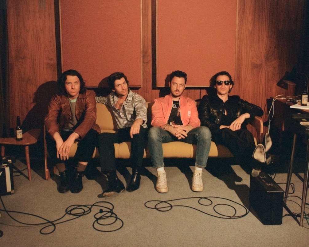 Novo disco dos Arctic Monkeys, “The Car”, sai em Outubro e terá 10 músicas compostas por Alex Turner