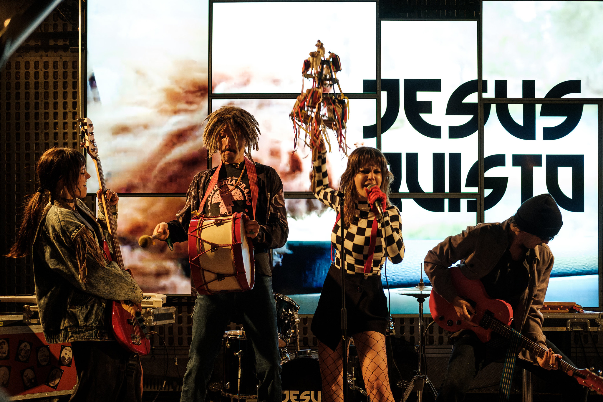 Jesus Quisto lançam música nova e vão dar concerto num autocarro pelas ruas de Lisboa