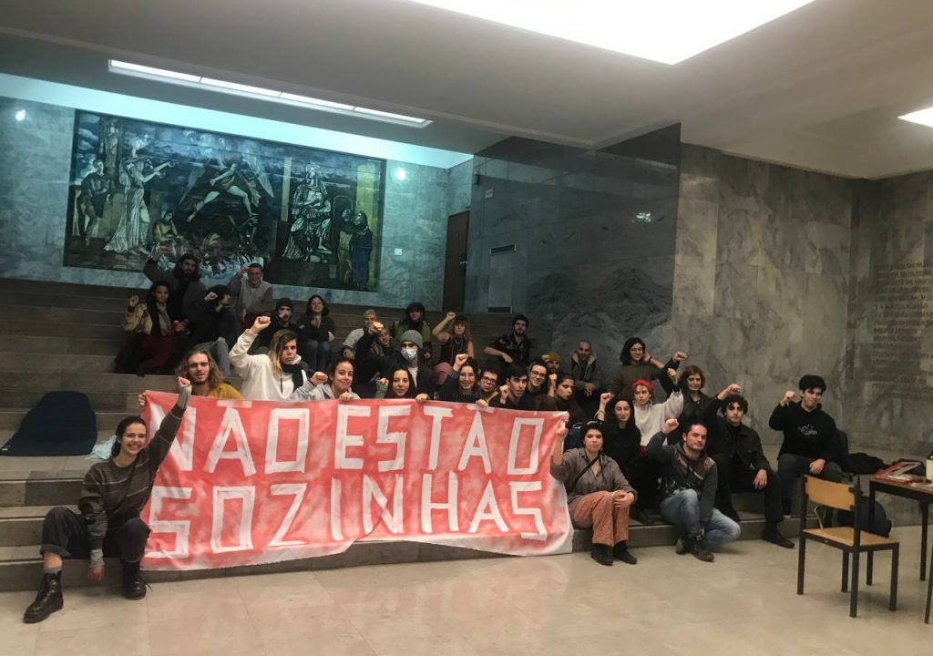 Cerca de 40 ativistas climáticos concentrados junto à Faculdade de Letras de Lisboa