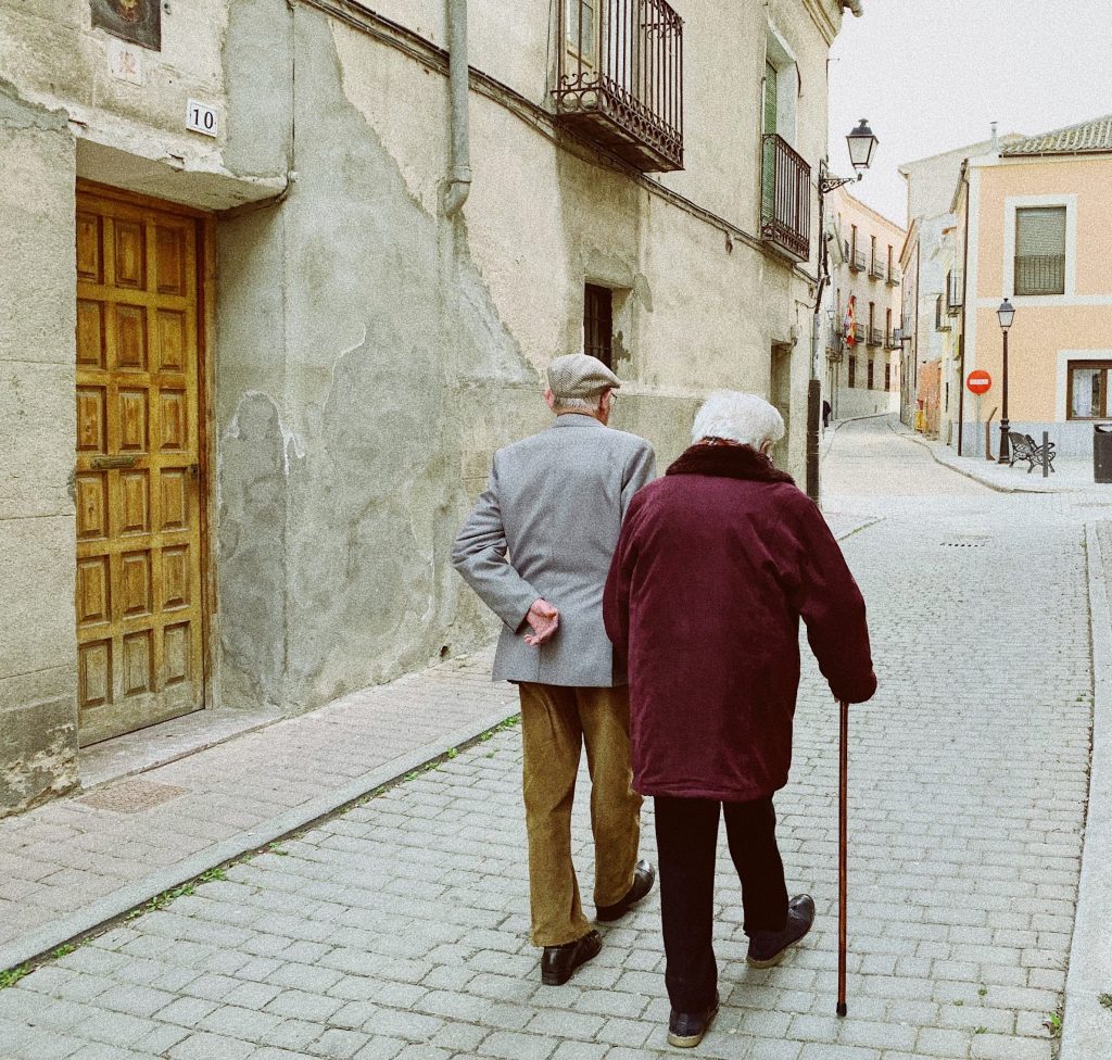 Mulheres vivem mais do que os homens e ficam incapacitadas mais cedo, revela o INE no âmbito dos Censos 2021