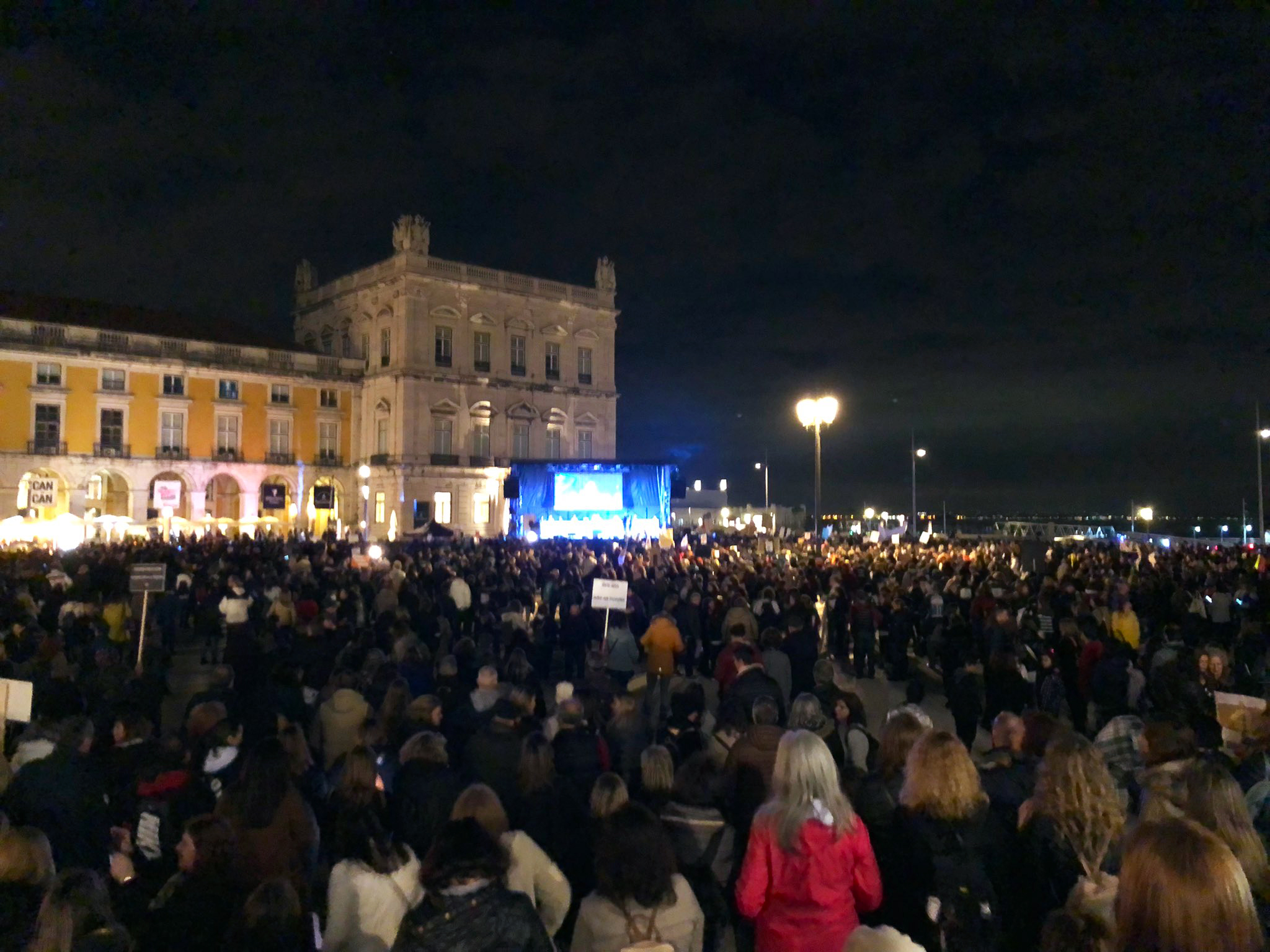Milhares de professores manifestam-se em Lisboa em defesa da escola pública