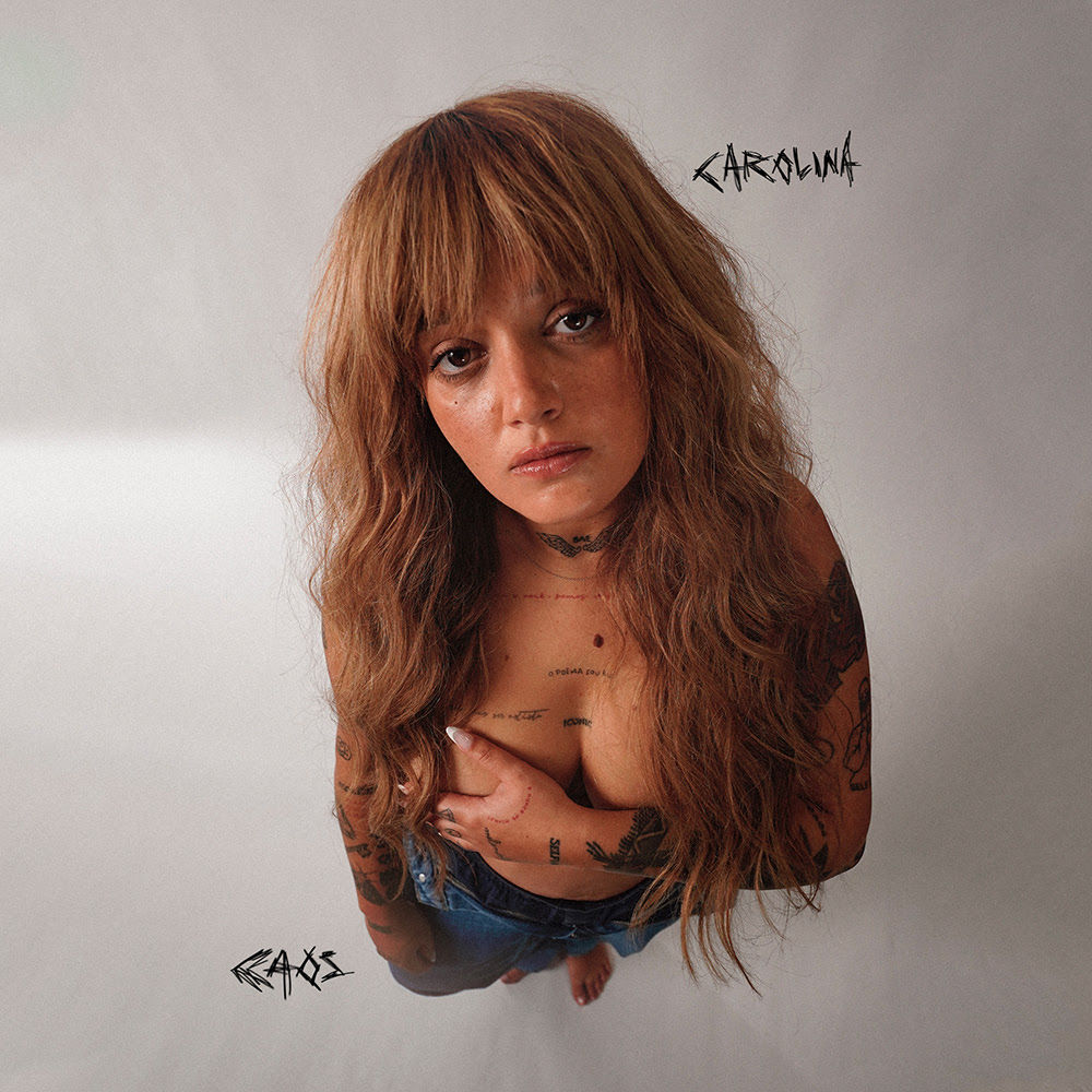 Carolina Deslandes define novo disco “Caos” como “mais honesto e um bocadinho mais triste, mais raivoso”
