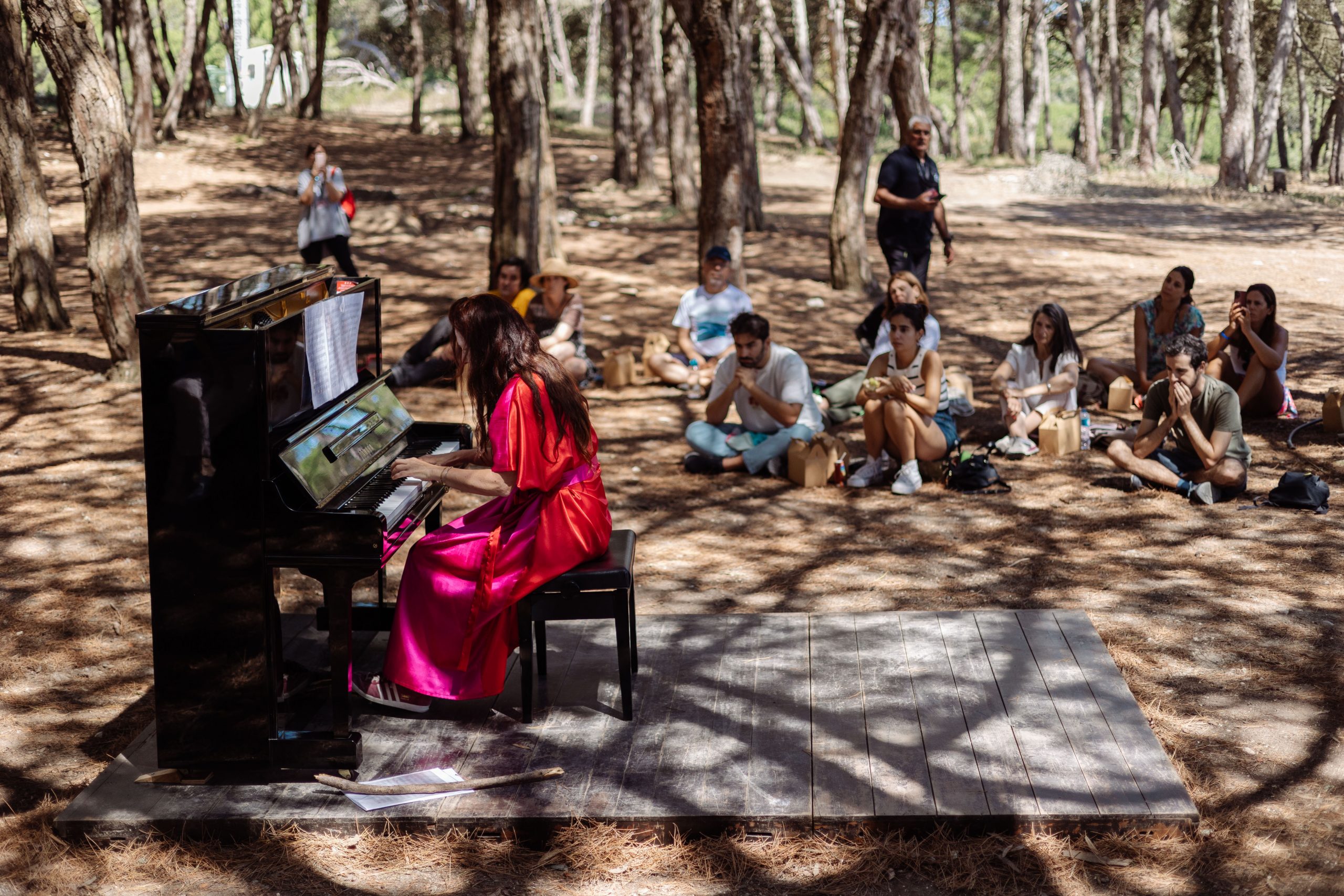 Reportagem. Um piano sob os pinheiros: a caminhada-concerto de Catherine Morisseau no Festival de Sintra