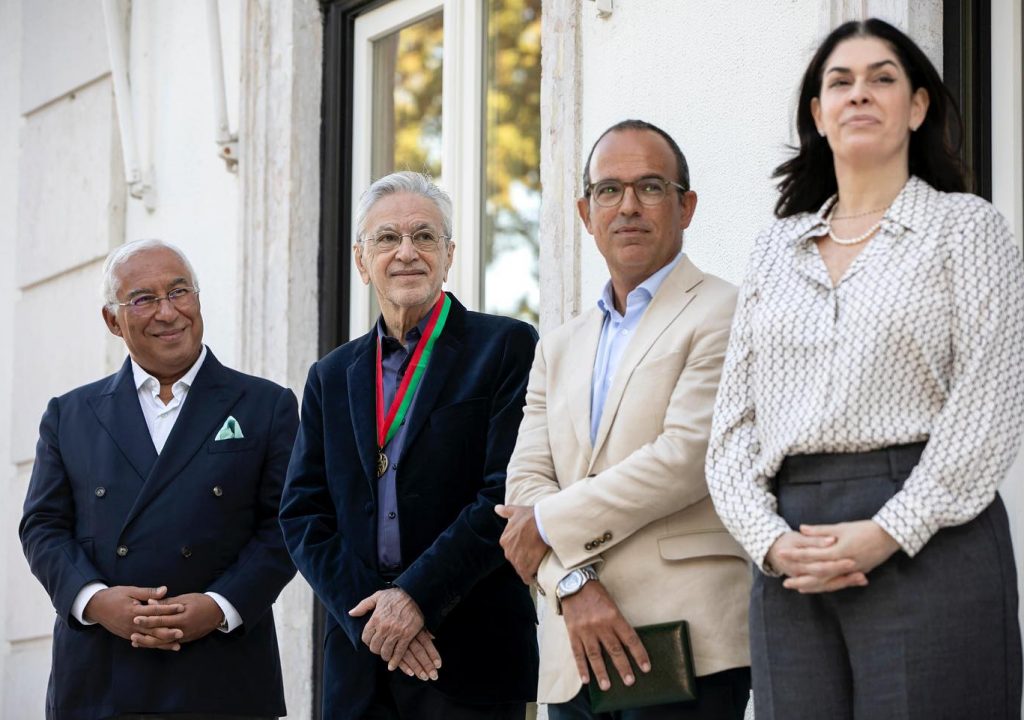 Primeiro-ministro condecorou Caetano Veloso e realçou o afeto e defesa da língua portuguesa pelo músico