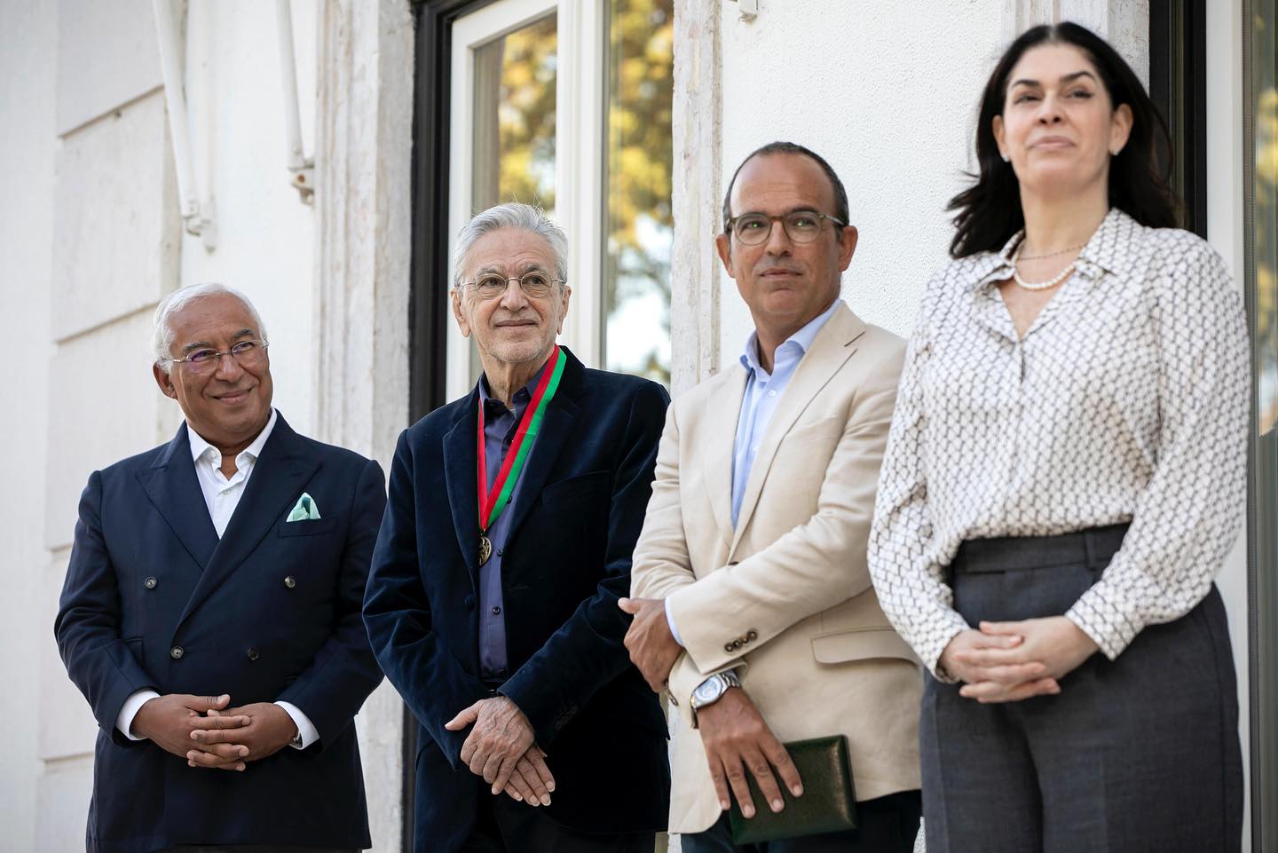 Primeiro-ministro condecorou Caetano Veloso e realçou o afeto e defesa da língua portuguesa pelo músico