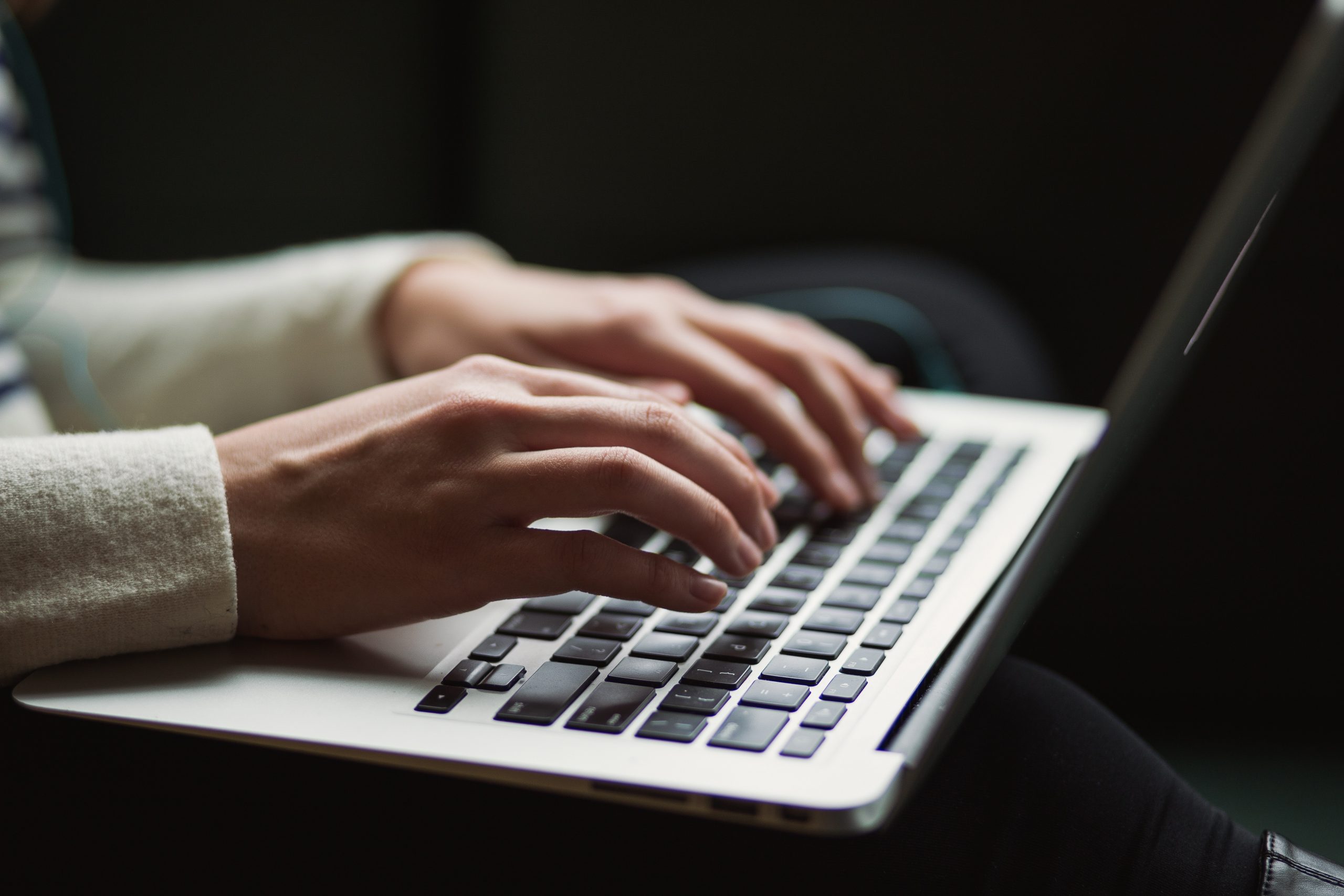 Escolas têm cada vez mais computadores avariados e fora da garantia. Faltam técnicos informáticos