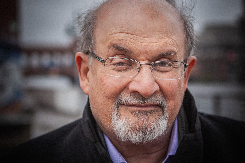 Salman Rushdie publica em abril de 2024 livro sobre ataque que sofreu em Nova Iorque