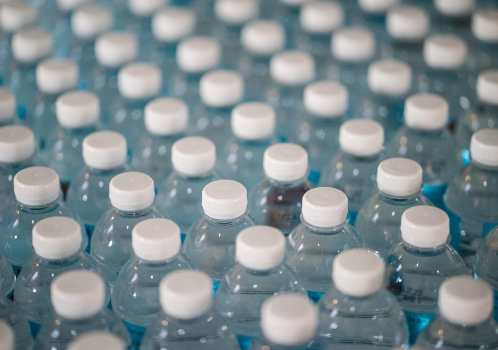 Água das garrafas de plástico tem até 100 vezes mais partículas do que estimado