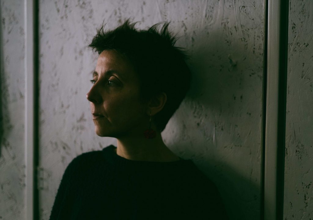 Pianista Joana Sá apresenta álbum “Corpo-escuta / A body as listening” em Lisboa e Braga