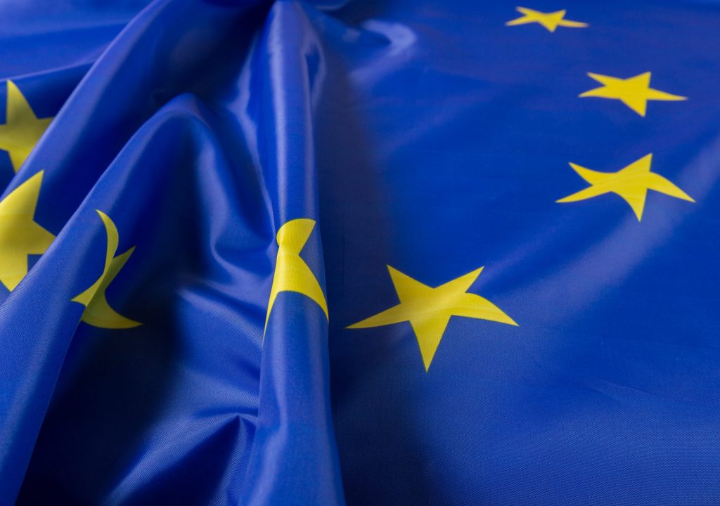 Parlamento Europeu aprova nova lei para proteger jornalistas e liberdade de imprensa na União Europeia