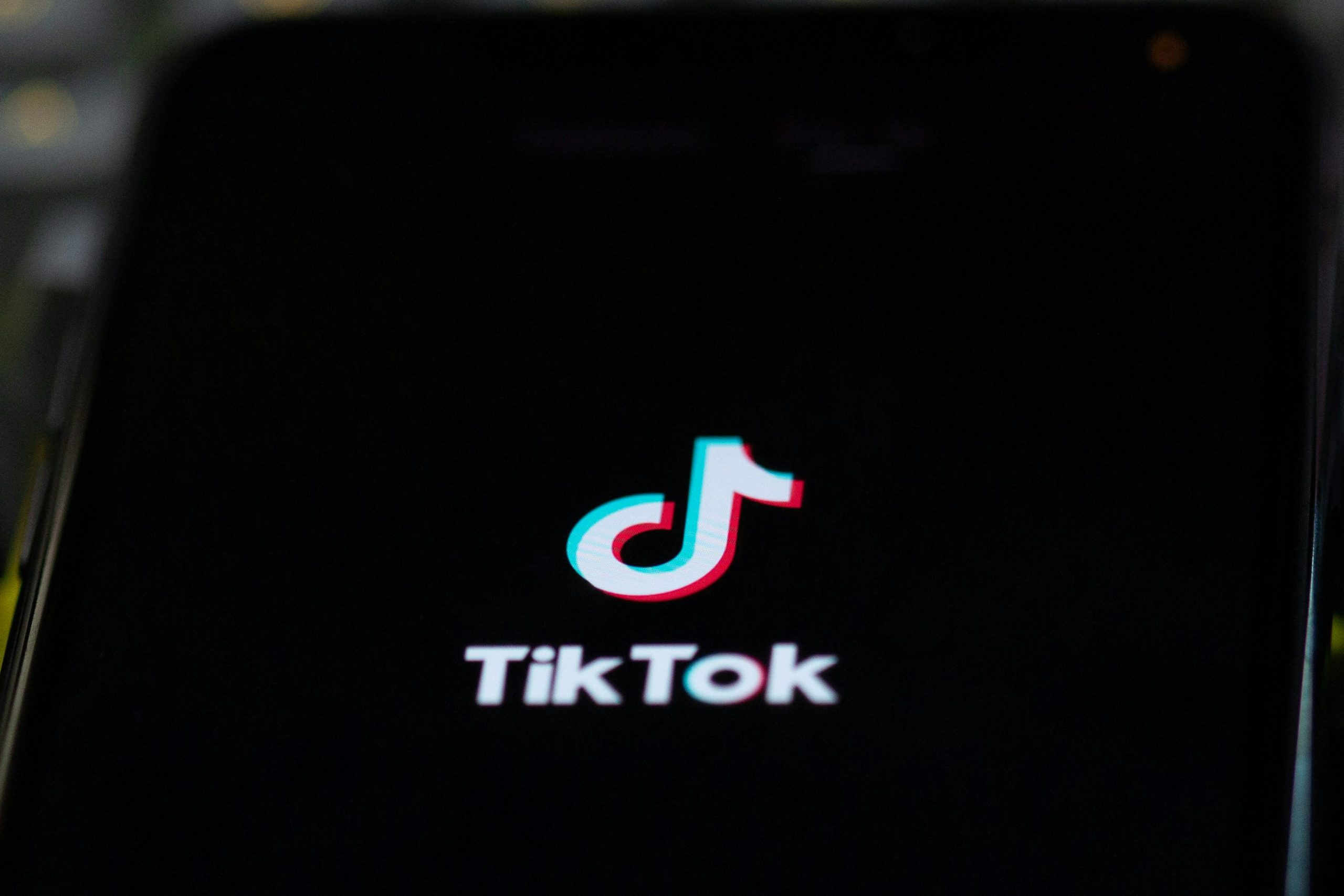 Comissão Europeia inicia procedimento formal contra TikTok ao abrigo do regulamento de serviços digitais