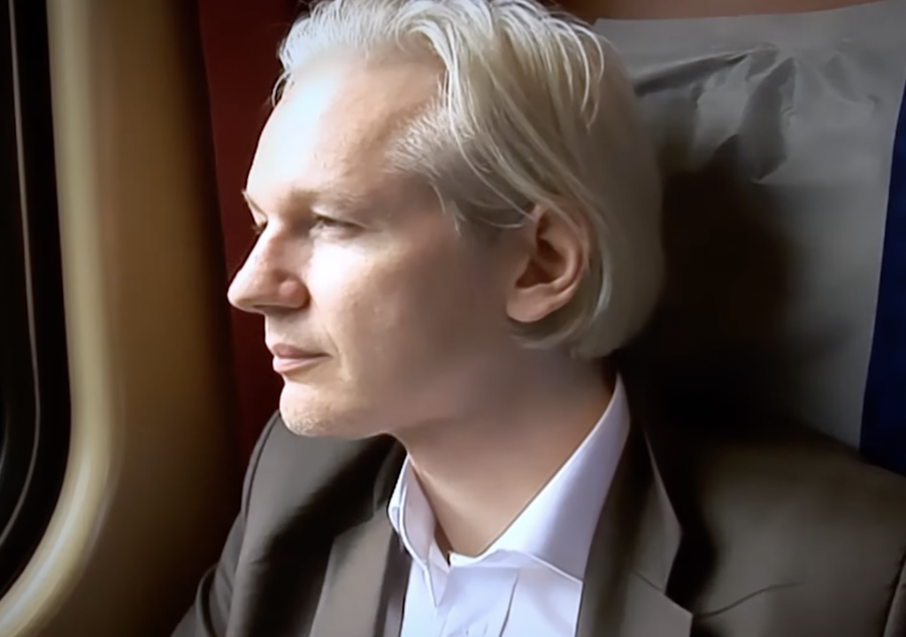 Julian Assange retratado em documentário, “The Trust Fall”, enquanto aguarda decisão judicial