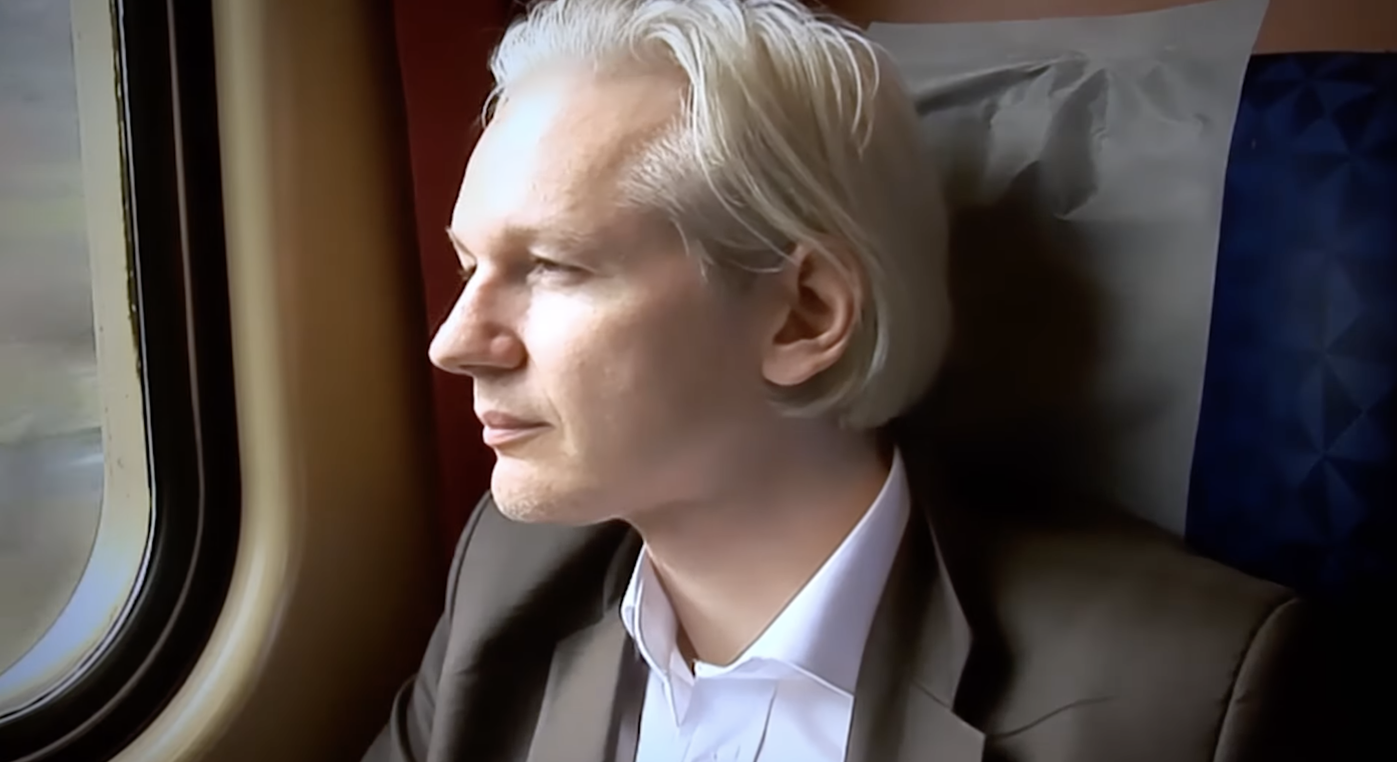 Julian Assange retratado em documentário, “The Trust Fall”, enquanto aguarda decisão judicial
