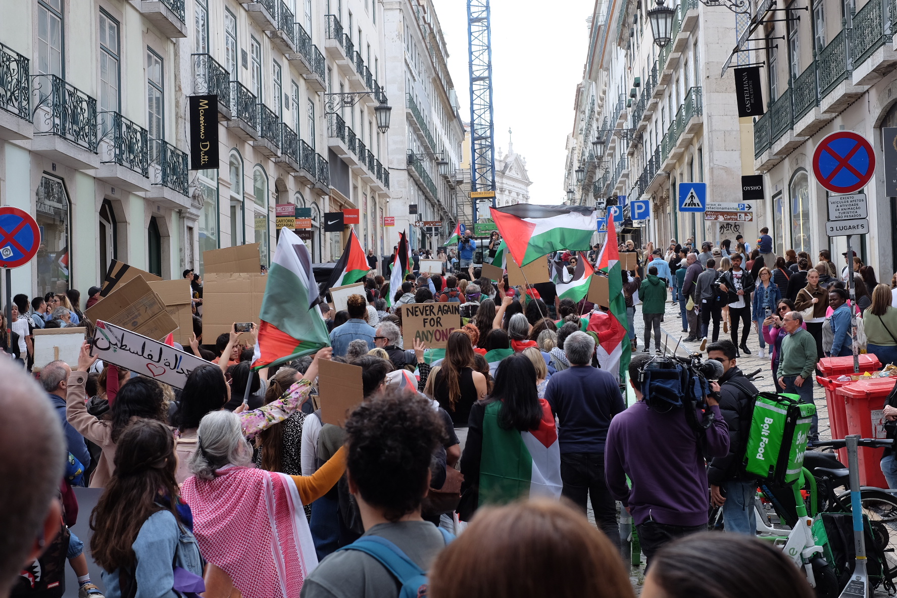 Marcha ‘Abril pela Palestina’ junta várias centenas de pessoas em Lisboa pelo “fim da ocupação e cessar fogo imediato”