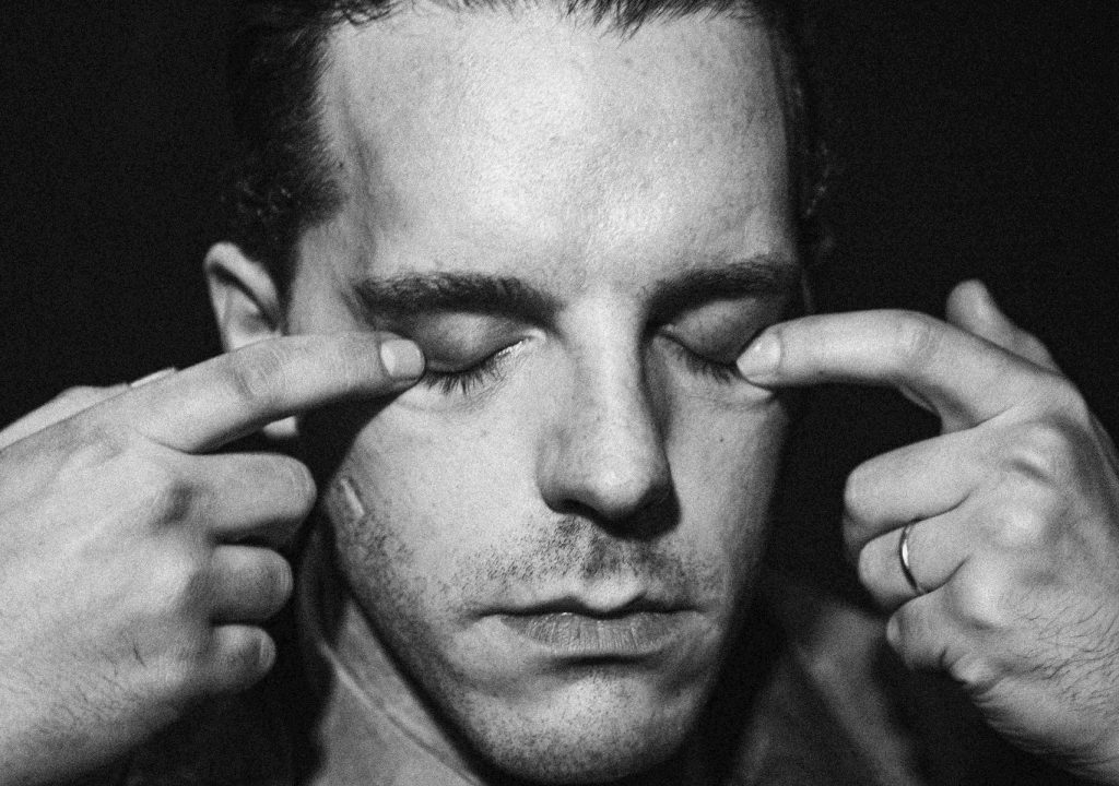“Os Demónios Não Gostam de Ar Fresco”: a morte, o medo e o silêncio sentam-se à mesa de Ingmar Bergman no Teatro São Luiz
