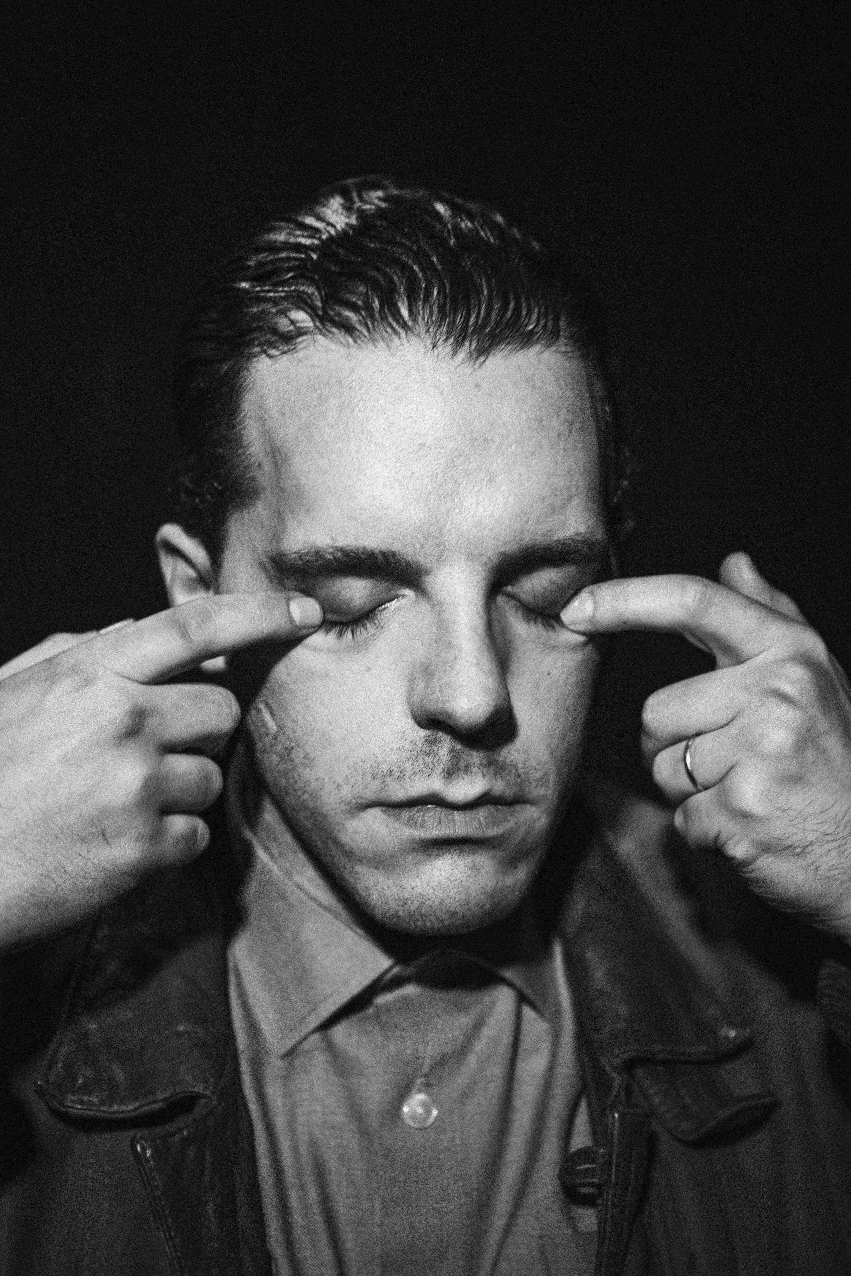 “Os Demónios Não Gostam de Ar Fresco”: a morte, o medo e o silêncio sentam-se à mesa de Ingmar Bergman no Teatro São Luiz
