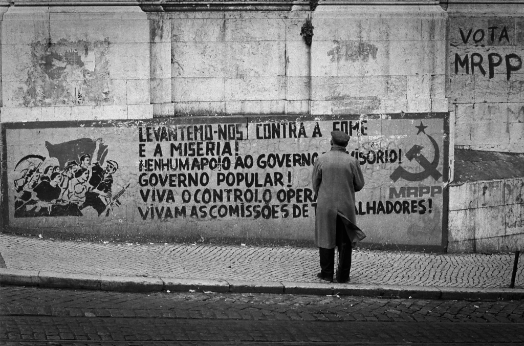 Exposição com fotografias de Alfredo Cunha mostra as ruas portuguesas no pós 25 de Abril de 1974