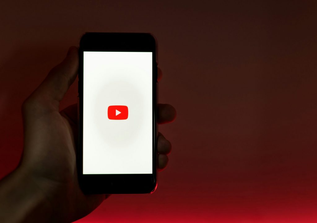 Youtube remove mais de 35.000 vídeos carregados a partir da União Europeia por desinformação em 2023