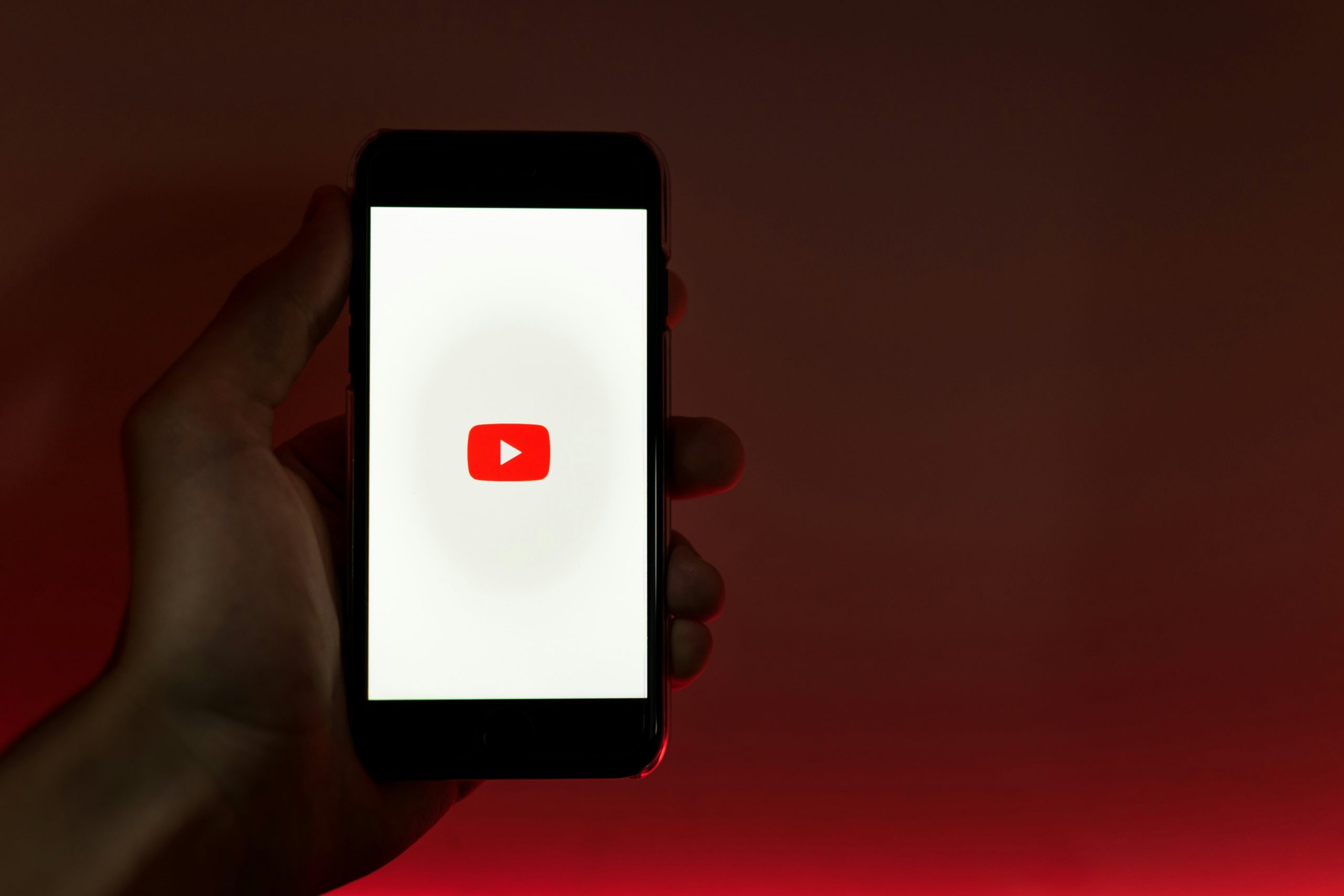 Youtube remove mais de 35.000 vídeos carregados a partir da União Europeia por desinformação em 2023