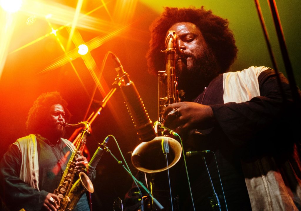 Kamasi Washington partilha curta-metragem “Get Lit”. Multi-instrumentista actua em Portugal em Outubro