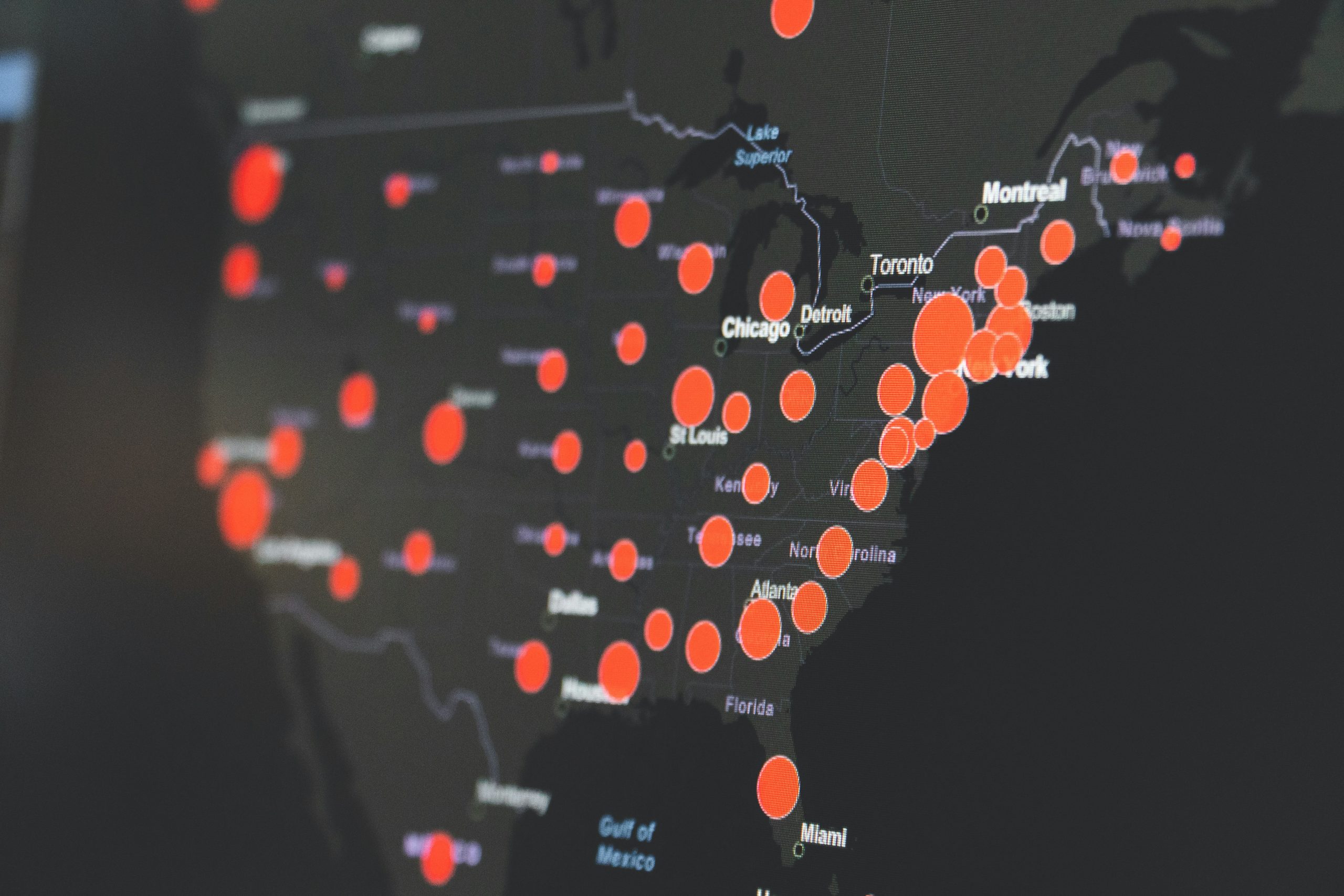 Sites de notícias locais falsos superam os reais nos Estados Unidos, revela investigação