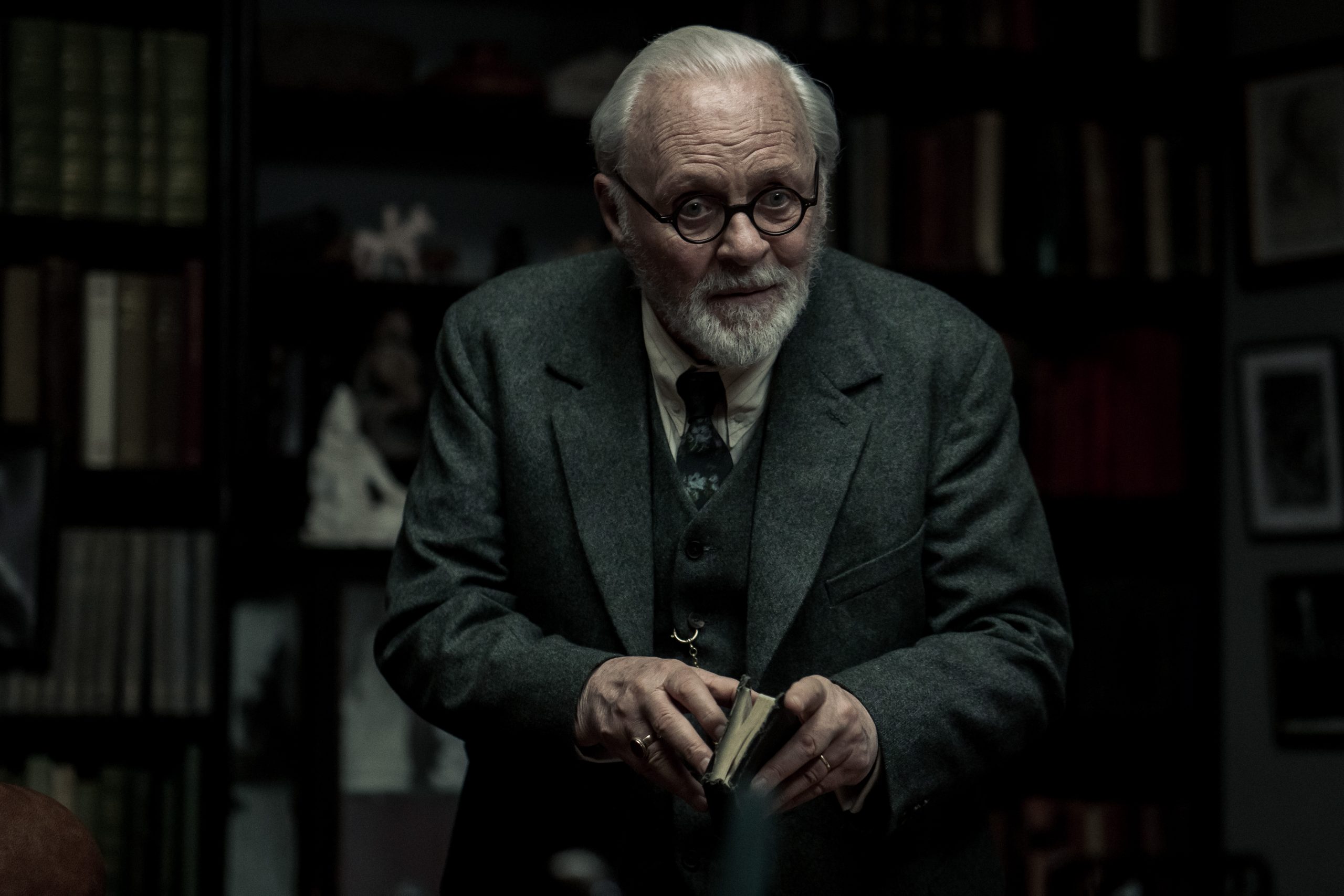 Anthony Hopkins assume o papel de Sigmund Freud em filme que explora os últimos anos de vida do pai da psicanálise